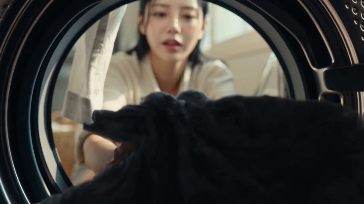 15초짜리 핸드헬드 홈비디오 브이로그, 7컷 몽타주. 살짝 기울어지고 자연스럽게 흔들리는 포토리얼리즘 폰 촬영 영상, 창문 조명, 은은한 필름 