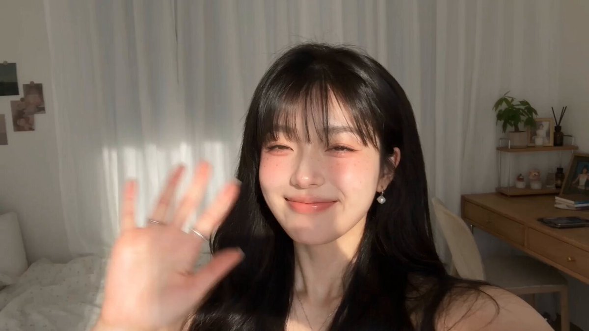 여기서도 확인할 수 있습니다: --- 일본식 아이돌 개인 브이로그 1분짜리 영상을 만들어라. 영상은 젊은 일본 아이돌이 팬들을 위해 자신의 사적