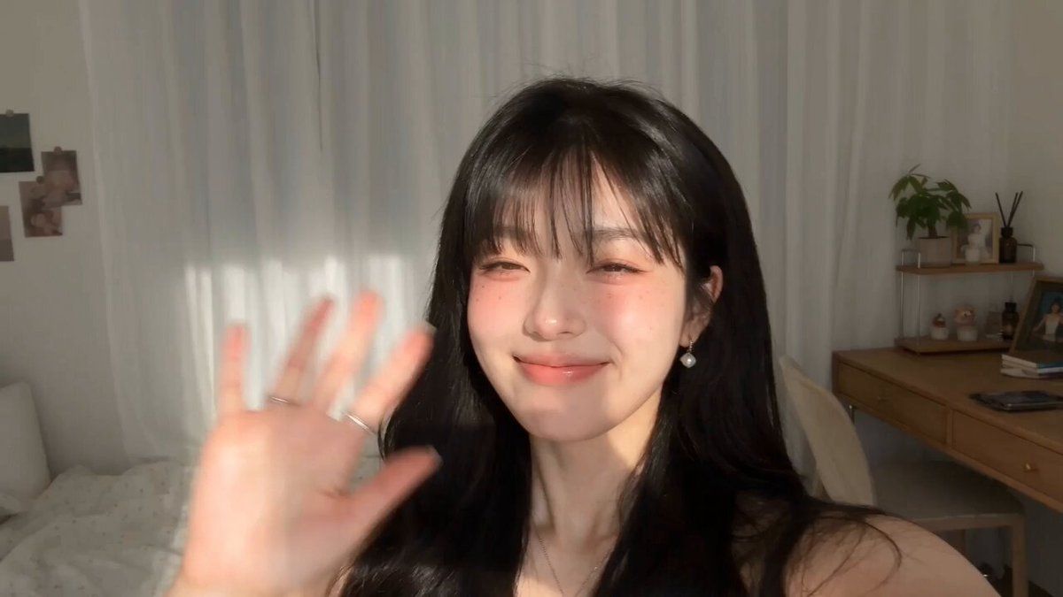 여기서도 확인할 수 있습니다: --- 일본식 아이돌 개인 브이로그 1분짜리 영상을 만들어라. 영상은 젊은 일본 아이돌이 팬들을 위해 자신의 사적