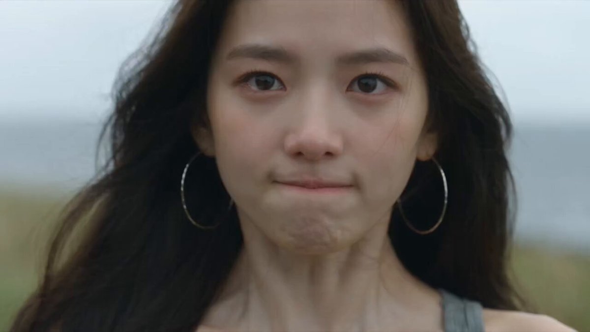 여기서 시도해보세요: 프롬프트: 레퍼런스 이미지를 시작 프레임으로 사용한다. 정확한 캐릭터 일관성을 유지한다: 젊은 동아시아 여성, 회색 민소매