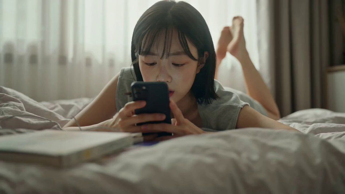 몽타주, 다중 샷의 다큐멘터리풍 관찰 영상. 단일 카메라 앵글이나 단일 연속 컷을 사용하지 않는다. 우연히 포착된 듯한 느낌의 핸드헬드 다큐멘터