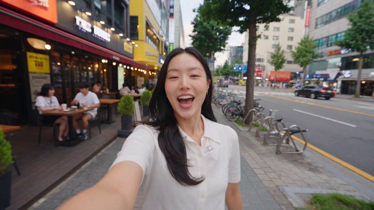 서울 한복판에서 편의점 간식 챌린지에 도전하는 젊은 크리에이터를 따라가는 30초짜리 시네마틱 초사실적 한국 라이프스타일 브이로그. 그녀는 활기찬